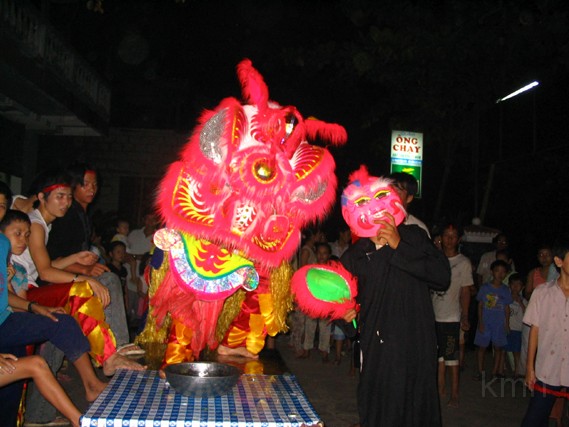 IMG_1701[1].jpg - Trung Thu tai Huế 2005